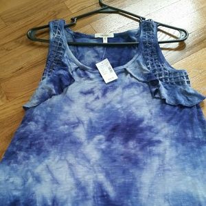 Size small loose tank